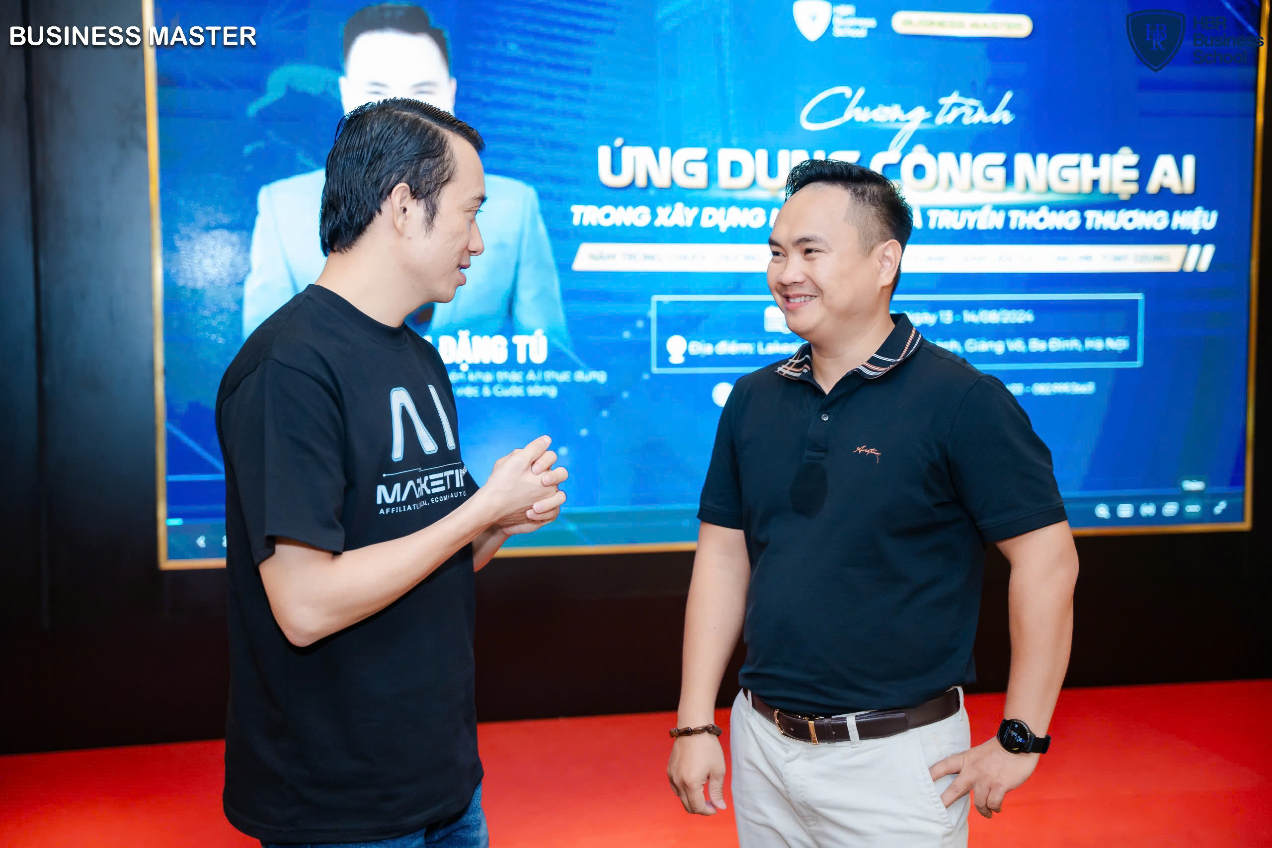 Đặng Tú trao đổi tại một chương trình đào tạo AI ứng dụng cho doanh nghiệp