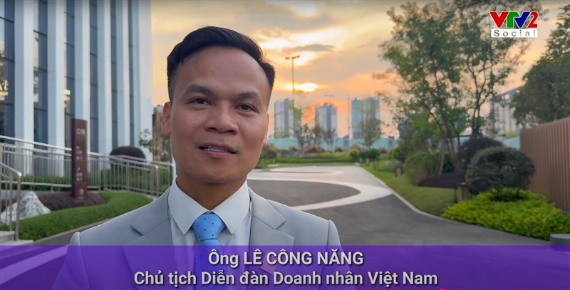 Lê Công Năng trong khung hình phỏng vấn về Diễn đàn Doanh nhân Việt Nam và AI
