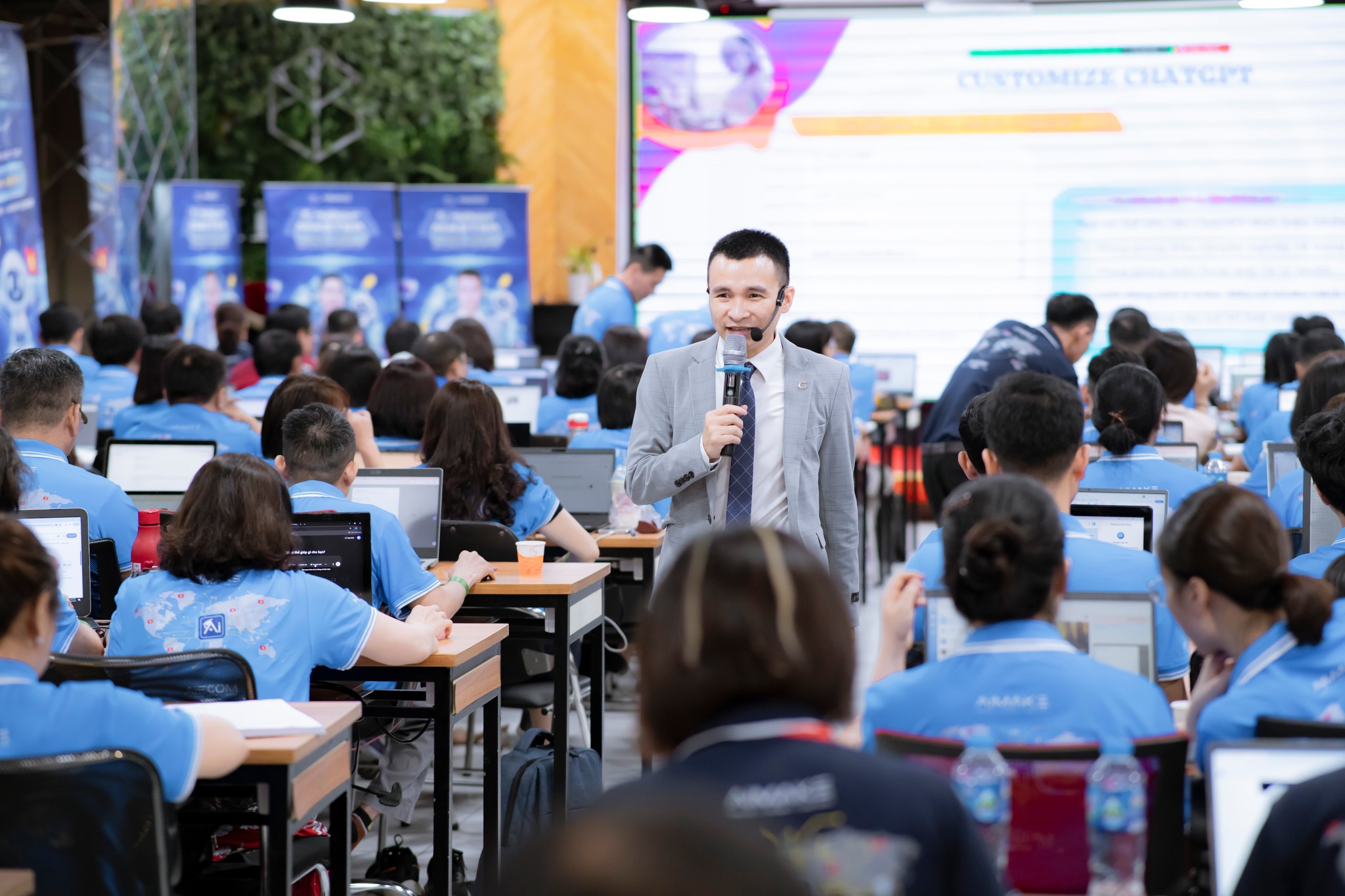 Hồ Đức Dũng trực tiếp hướng dẫn một lớp thực hành AI
